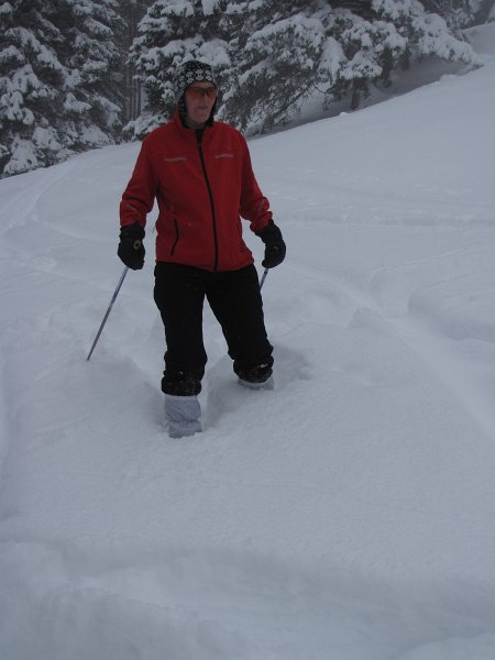 frouwkje op sneeuwschoenen.jpg - Frouwkje wandelt door de sneeuw.